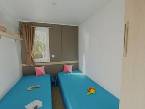 3 bedrooms, free WiFi - Comfort Mobile Home for 6 in Chazelles-sur-Lyon (Chazelles-sur-Lyon)