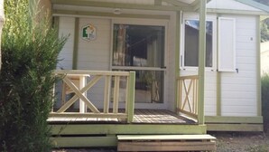 Ein kleines, eingeschossiges Gebäude mit Veranda und einer Tür.