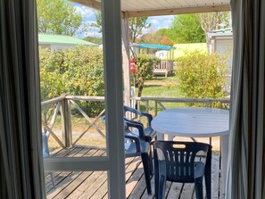 Outdoor dining - Cosy mobile home with terrace for 4 (Arvert)