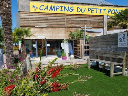 Cosy mobile home with terrace for 4