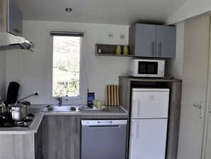 Kühlschrank, Geschirrspüler, Wasserkocher mit Kaffee-/Teezubehör