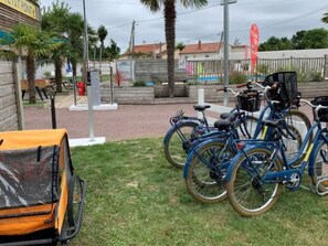 Ein Parkplatz mit Fahrrädern und überdachten Stellplätzen.