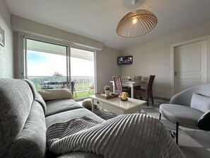 TV - 3-Room Apartment with Balcony and Pool in Coëx (Coëx)