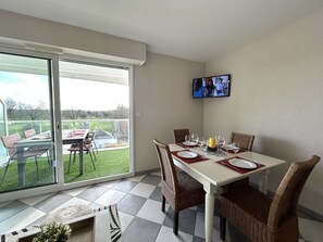 Dining - 3-Room Apartment with Balcony and Pool in Coëx (Coëx)
