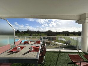 Outdoor dining - 3-Room Apartment with Balcony and Pool in Coëx (Coëx)