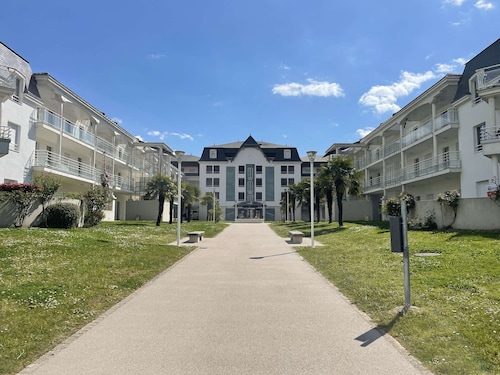 3-Room Apartment with Balcony and Pool in Coëx