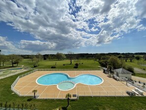 Pool - 3-Room Apartment with Balcony and Pool in Coëx (Coëx)