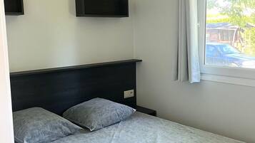 3 bedrooms, bed sheets