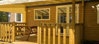 Cozy mobile home with terrace for 6 people