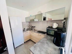 Refrigerador, microondas, horno, placa de cocina