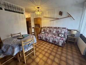 Unclassified image, 5 of 15, button - Studio Cabin 4 Pers, Pets Allowed, Arâches-la-Frasse (Les Carroz d'Arâches)