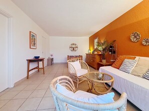 TV - Cozy 1BR with A/C and parking at Bormes-les-Mimosas (Bormes-les-Mimosas)