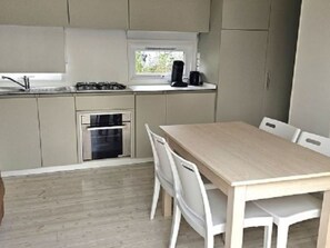 Fridge, microwave, coffee/tea maker - Mobile home for 6 with terrace in Charlieu (Charlieu)