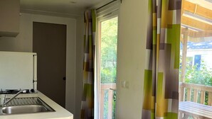 A kitchen with a sink and a window. - Mobile Home for 4 with Terrace (Angicourt)