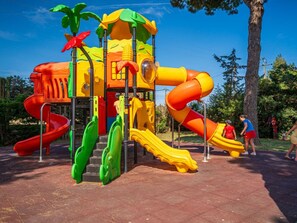 Children’s area - Mobile Home with Terrace in Sérignan - 3 BR, 6 Guests (Sérignan)