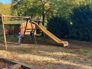 A playground with a slide and swings. - Family Mobile Home for 5 in Angicourt (Angicourt)