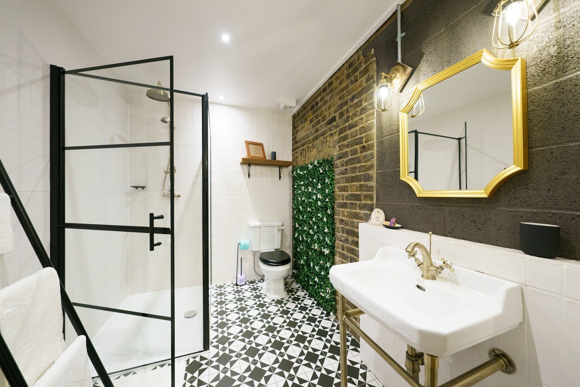 Apartment (One-Bedroom Standard Apartment) | Bathroom | Shower, free toiletries, hair dryer, towels