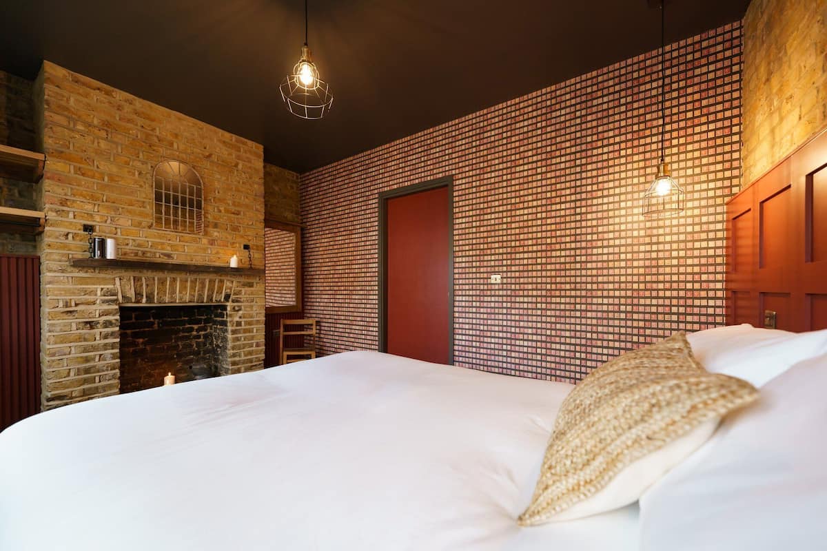 Free WiFi, bed sheets