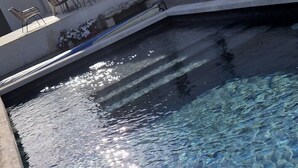 Ein klares Schwimmbecken mit guter Sichtbarkeit und einer gefliesten Kante.