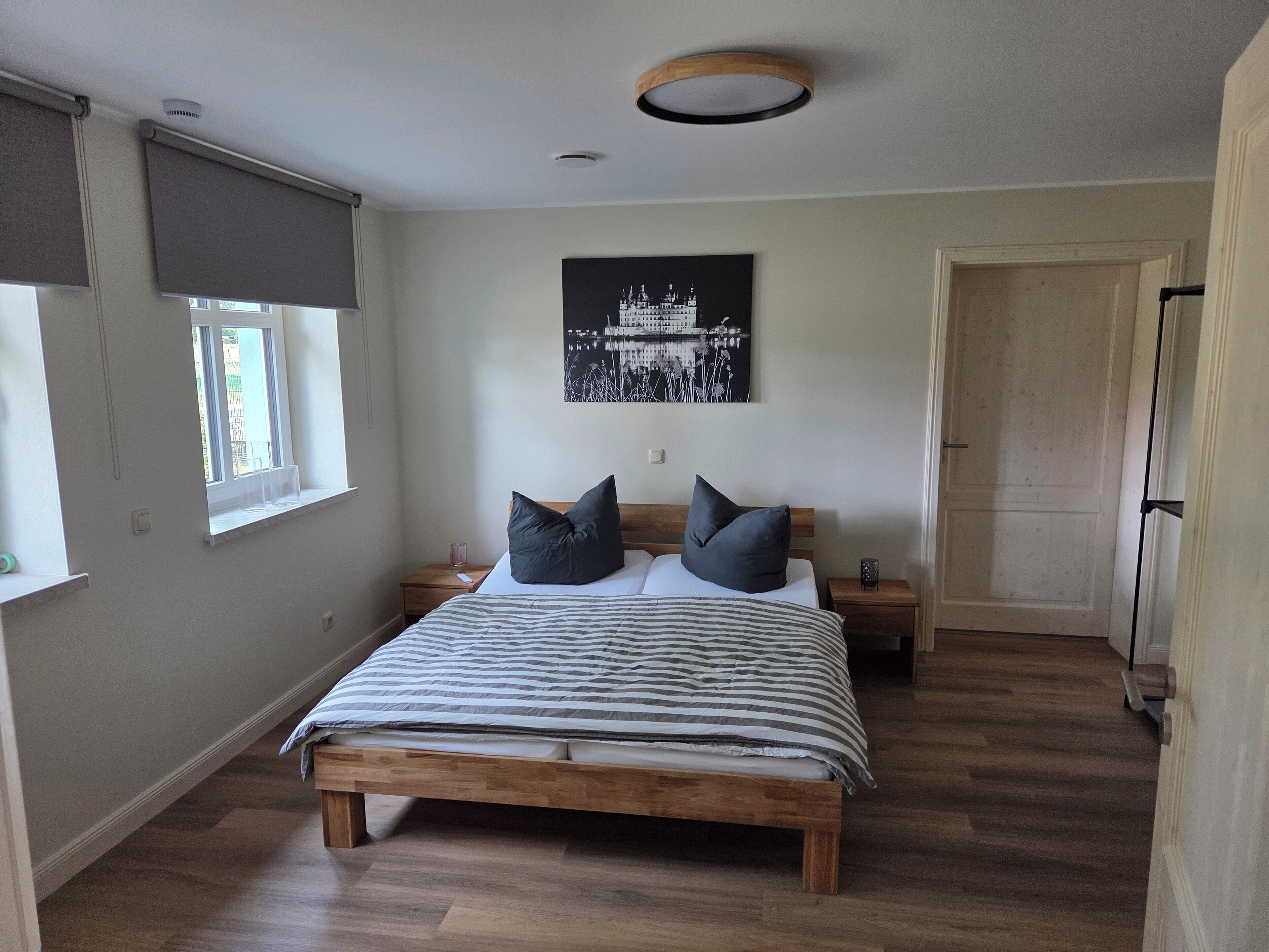 2 slaapkamers, een bureau, een strijkplank/strijkijzer, reisbedje