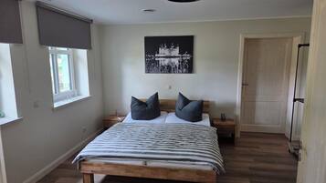 2 slaapkamers, een bureau, een strijkplank/strijkijzer, reisbedje