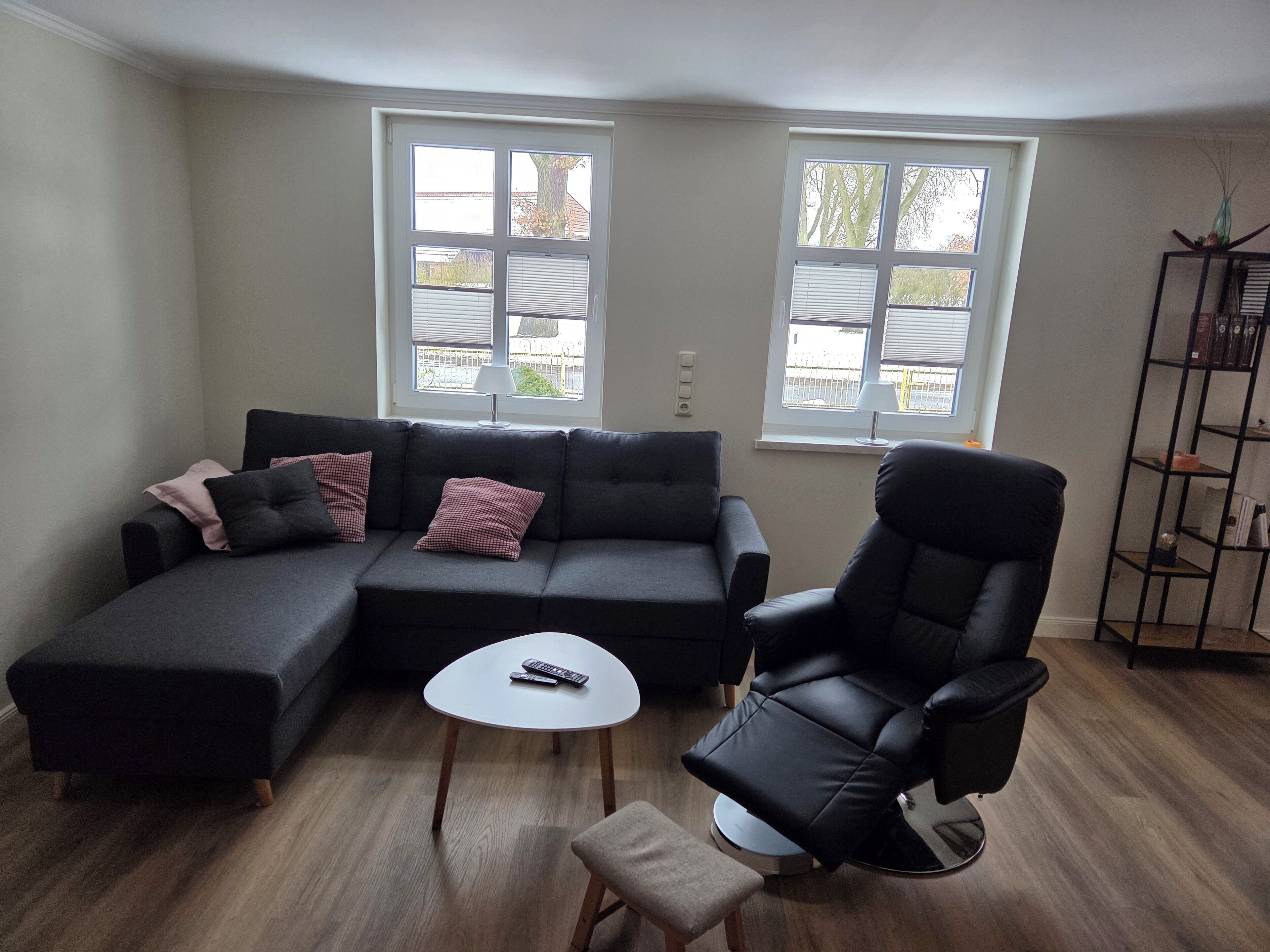 Smart-tv, een dvd-speler, boeken en een stereo