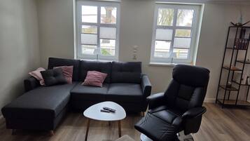 Smart-tv, een dvd-speler, boeken en een stereo