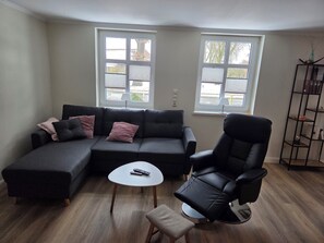 Smart-TV, DVD-spiller, bøker og stereoanlegg