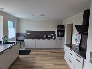 Jääkaappi, mikroaaltouuni, uuni, liesi