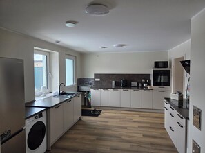 Jääkaappi, mikroaaltouuni, uuni, liesi