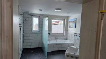 Haartrockner, Handtücher, Toilettenpapier