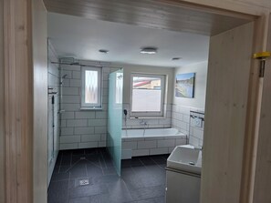 Sèche-cheveux, serviettes fournies, papier toilette