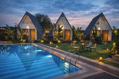 The Heaven Wood farms - A Luxury Resort with Pool & Premium Room 