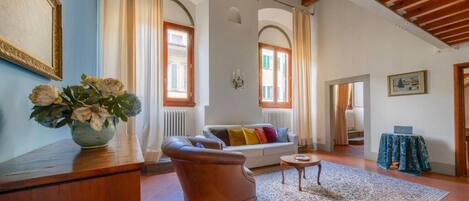 コンフォート アパートメント | リビング エリア | 薄型テレビ