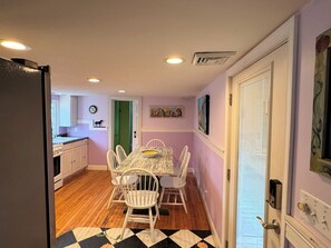 Dining - Coquina Cottage - close to town - wifi - Linens and Towels are provided (Chincoteague)