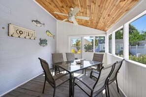 Outdoor dining - Coquina Cottage - close to town - wifi - Linens and Towels are provided (Chincoteague)