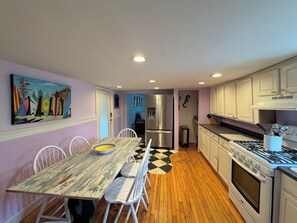 Fridge, microwave, oven, stovetop - Coquina Cottage - close to town - wifi - Linens and Towels are provided (Chincoteague)
