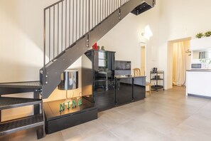 Eine moderne Küche mit schwarzem Arbeitsplatz, einer Mikrowelle und einem Schrank.