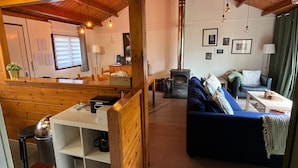 Ein gemütliches Wohnzimmer mit einer Couch, einem Tisch und einem Kamin.