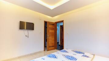 Luxury Penthouse, Balcony, City View | Individually decorated, individually furnished, cribs/infant beds