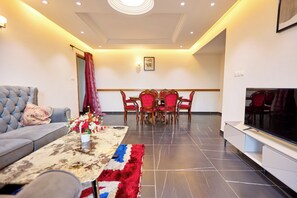 ラグジュアリー ペントハウス バルコニー シティビュー | リビング エリア | 43 インチのスマートテレビ (衛星放送視聴可)