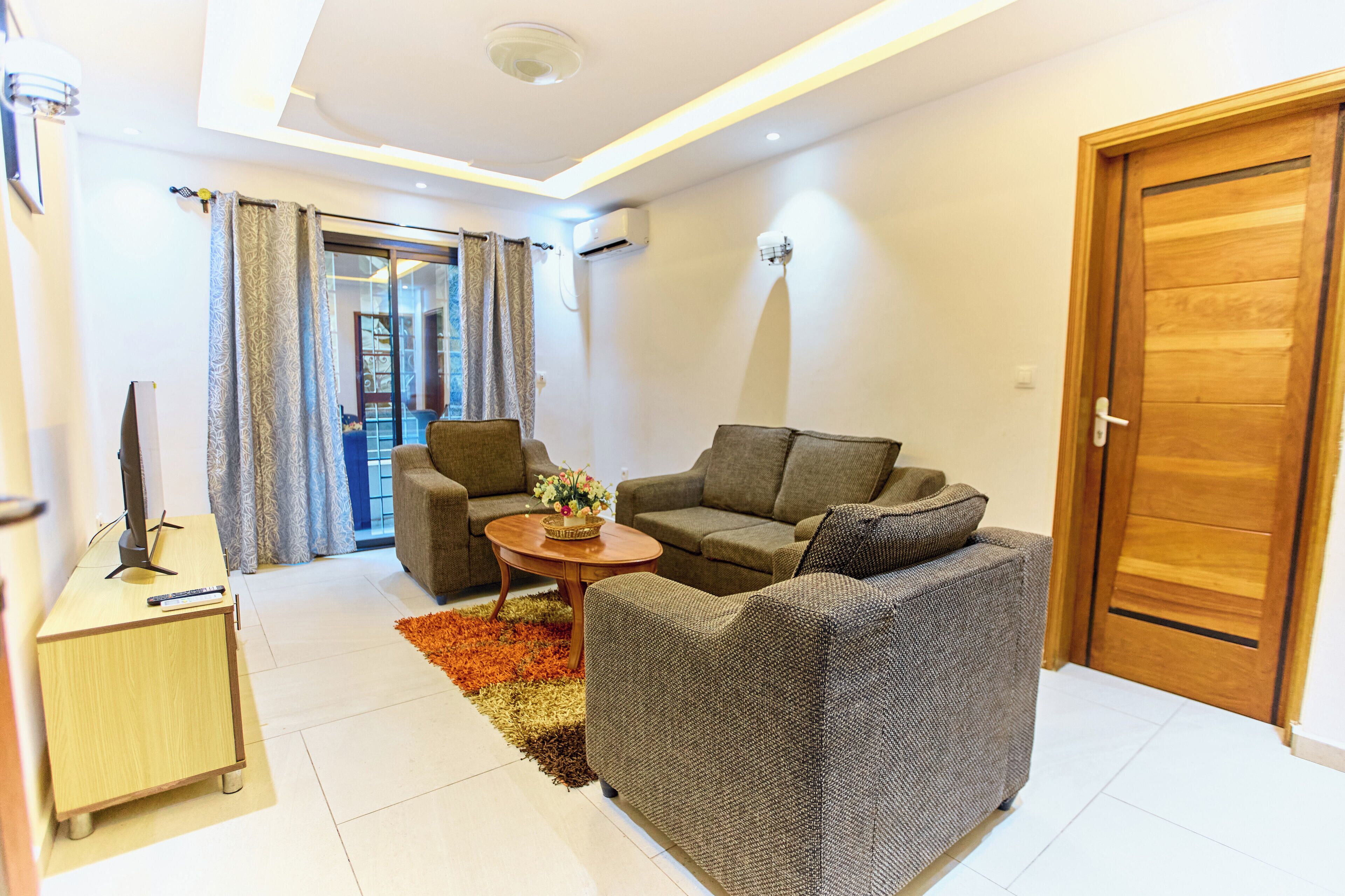 Comfort suite, balkon, uitzicht op stad | Woonruimte | Een 43-inch smart-tv met satellietzenders en een kantoor