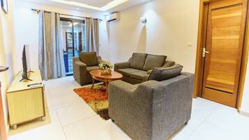 Comfort suite, balkon, uitzicht op stad | Woonruimte | Een 43-inch smart-tv met satellietzenders en een kantoor