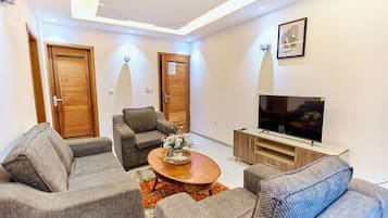 Suite Confort, balcon, vue ville | Coin séjour