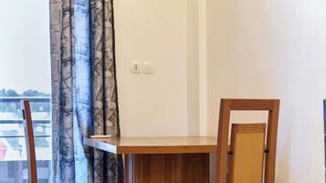 Luksussviitti, parveke, kaupunkinäköala | Ruokailu