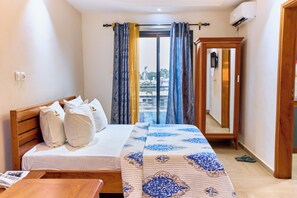 Deluxe-Doppelzimmer, Balkon, Stadtblick | Individuell dekoriert, individuell eingerichtet, Babybetten