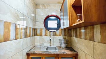 Deluxe dubbelrum - balkong - utsikt mot staden | Eget kök