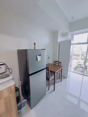 Doppia Deluxe, balcone, vista città | Cucina privata | Frigorifero, microonde, piano cottura, pentole/stoviglie/utensili