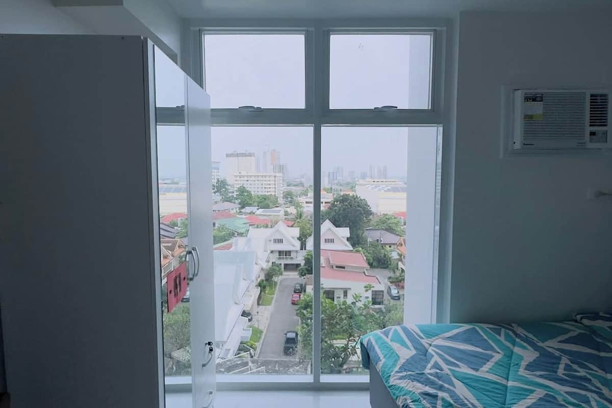 Doppia Deluxe, balcone, vista città | Una scrivania, postazione laptop, Wi-Fi gratuito