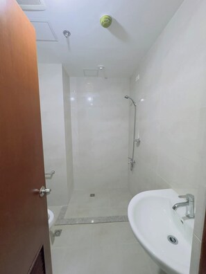 Doppia Deluxe, balcone, vista città | Bagno | Set di cortesia gratuito, asciugamani